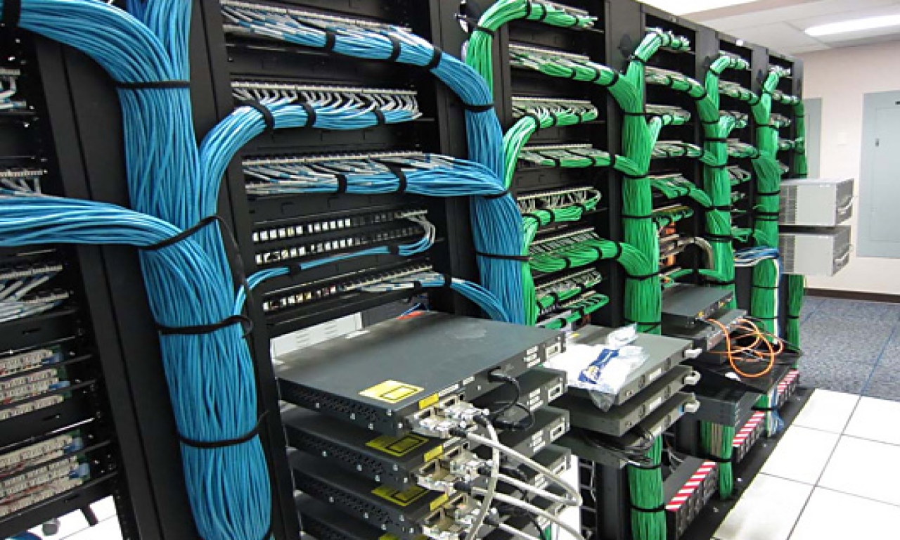 Сервера трио. СКС Структурированная кабельная система. СКС слаботочка. Монтаж слаботочных сетей. Кабеля в серверной.